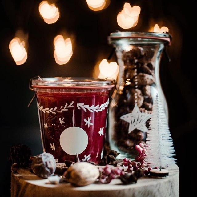 Noël, Noël...seid ihr auch im Endspurt? Ich frrreue mich so, dass alle Geschenke verpackt und die Weihnachtspost geschrieben ist!🌲Werbung 🌲In diesem Jahr verschenken wir gebrannte Weihnachtsmandeln und unsere allseits beliebte winterliche Pflaumenmarmelade. Das Rezept gibt es auf dem Blog 👆🏻Wenn ihr eine schnelle Verpackungsidee sucht; wie wäre es mit angemalten Gläsern? Ein paar runde Aufkleber geben die Christbaumkugeln am gekletterten Kranz. 🌲Ich wünsche euch allen eine wunderbar erholsame Zeit mit euren Lieben. Nehmt euch Zeit für die wichtigen Dinge und vielleicht spürt ihr den Geist der Weihnacht ✨Merry Christmas to all of you 🥂#fröhlicheweihnachten🎄 #merrychristmas #homemadejam #geschenkeausderküche #pflaumenmarmelade #gebranntemandeln #stilleimadvent #happyweekend #hamburg
