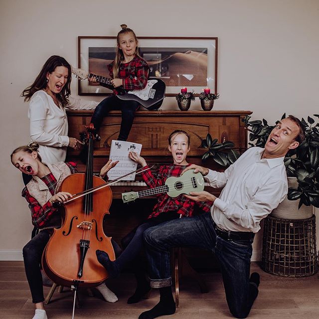 Joy to the world🎻ich wünsche euch von Herzen eine wundervolle Zeit🎄Herzlichen Dank jedem Einzelnen, der hier übers Jahr vorbeigeschaut und ein liebes Wort hinterlassen hat. 💖Habt eine besinnliche Zeit, vielleicht nutzt ihr die beginnenden Raunächte zur inneren Einkehr. ✨Werbung ✨Meine liebe Freundin Rebecca @elfenkindberlin hat dazu einen ganz tollen Beitrag auf ihrem Blog und feinstes Räucherwerk findet ihr bei @labdanum.rauchwerk 🙌🏻Wir rocken jetzt erstmal den Tag und freuen uns heute Nacht auf die Ankunft des Lichts! Fröhliche Weihnachten, euch allen! 🥂Das großartige Bild ist der Linse von meiner liebsten Nina @ninashappyhours entsprungenen. Ich danke dir für dieses absolut witzige Shooting 💖 #merrychristmas #fröhlicheweihnachten🎄 #joytotheworld #chritmasiscoming #myfamily #hamburg #rockinchristmastree