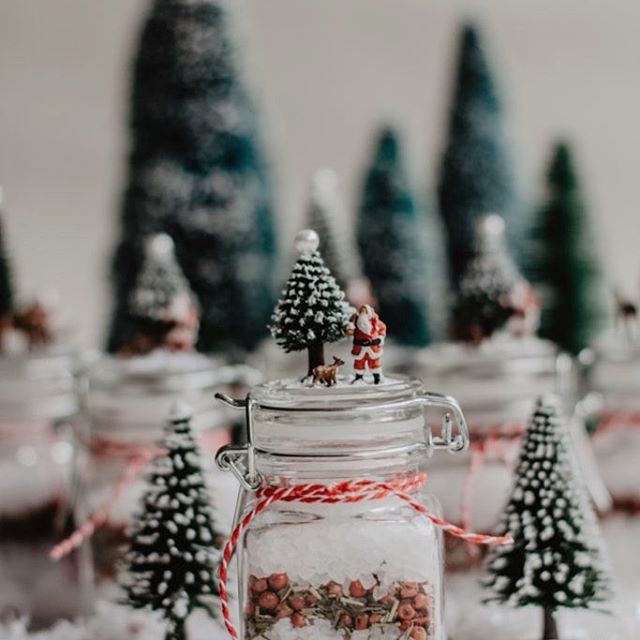 Guten Abend und ein fröhliches HoHoHo in die Runde.🌲Werbung🌲Wer Marc von @baketotheroots und Andrea von @zimtkeksundapfeltarte folgt, der kennt ihr grandioses #baketogether, dass monatlich stattfindet ✨in diesem Monat ist daraus sogar ein weihnachtliches E-Book geworden, mit Köstlichkeiten und Bastelideen für ein feines Weihnachten. Aber nicht nur die Beiden haben ihre süßen Leckereien dazu beigesteuert. Schaut mal auf den Blog und ladet euch das gratis E-Book herunter. Mit dabei sind außerdem Renaaade @titatoni , Claudia @dinnerum8 & Markus @backbube 🥂Das wird ein Fest 🙌🏻#merrychristmas #ebookgratis #weihnachtszauber #selbstgemacht #diyblogger #kräutersalz #persönlichesgeschenk #weihnachtsgeschenke #bbff