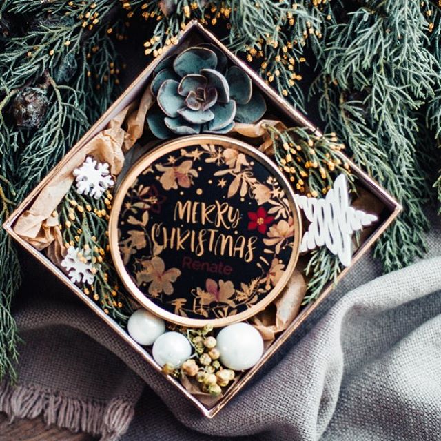 Willkommen im Dezember! Ich wünsche euch ein wunderschönes Wochenende. Na? Wer hat schon sein erstes Adventskalender-Türchen geöffnet?✨Werbung ✨Ich werde das Wochenende nutzen, alle Weihnachtsgeschenke für Freunde und Familie zu versenden! Da wir ja alle so weit auseinander wohnen, gibt es in diesem Jahr einen süßen Gruß mit persönlicher Weihnachtsbotschaft. 💕VERLOSUNG💕Gemeinsam mit Cavendish&Harvey verlose ich auf dem Blog feine Bonbon-Dosen mit Weihnachtsgruß. Schaut mal rüber, ich drück euch die Daumen! #verlosung #gewinnspiel #weihnachtsgeschenk #persönlichesgeschenk #selbstgemacht #geschenktipp #kleinegeschenke #hamburg