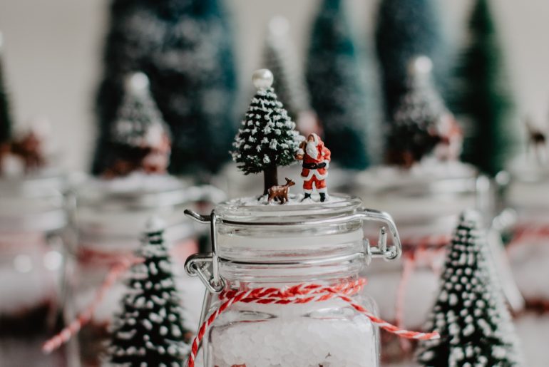 DIY Gewürzglas mit Weihnachtsfiguren und feinem Gewürzsalz aus dem Garten. EIn feines Geschenk zu Weihnachten | craftroomstories.com