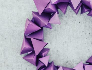 DIY ultravioletter Kranz aus Papierdiamanten, Anleitung und Tutorial auf craftroomstories.com