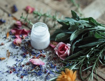 DIY Kräutersalz selber machen, mein Tipp für köstliche Küchenhelfer mit feinen Gartenkräutern. Ein prima Geschenk aus der Küche